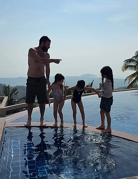 עומר מילר והילדים בתאילנד