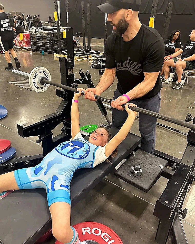 ילדה קטנה עם קוקיות ונעליים צבעוניות עלתה לבמה - והרימה 82 קילו בלי למצמץ