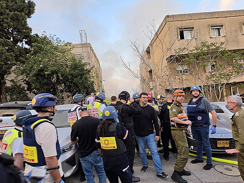 צוותי מד"א וכבאות והצלה בזירת הנפילה בחיפה, איראן, טיל, שיגור, איראני, שאגת הארי