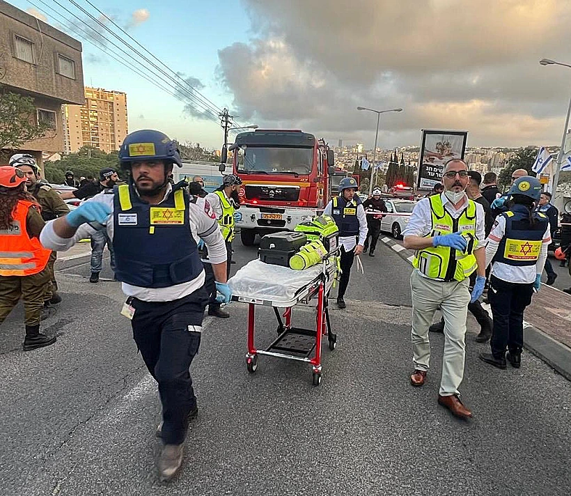 צוותי מד"א וכבאות והצלה בזירת הנפילה בחיפה, איראן, מבצע שאגת הארי, כבאות והצלה