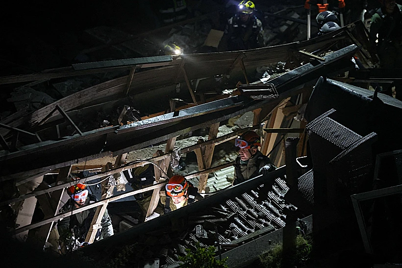 כוחות פועלים בזירת הפגיעה בחיפה