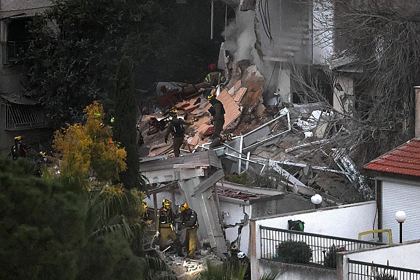 כוחות פועלים בזירת הפגיעה בחיפה