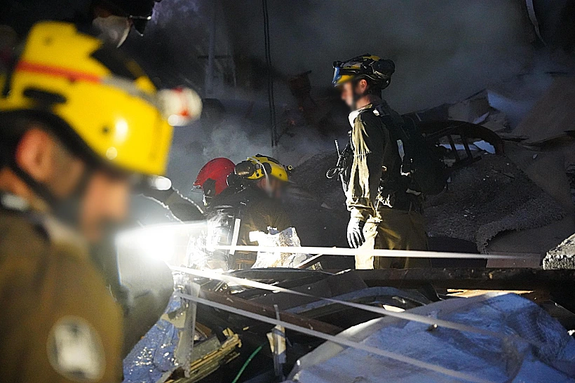 כוחות פיקוד העורף בזירת הנפילה בחיפה