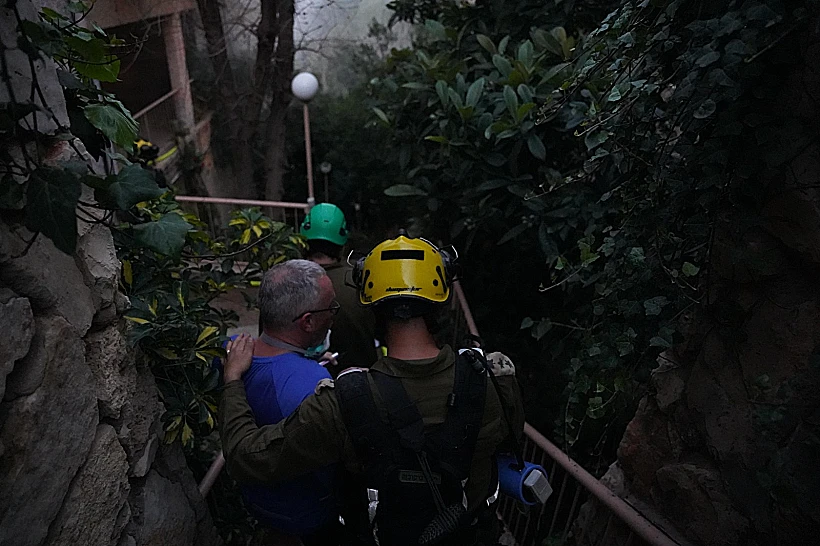 כוחות פיקוד העורף בזירת הנפילה בחיפה