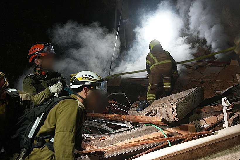 כוחות פיקוד העורף בזירת הפגיעה הישירה בחיפה