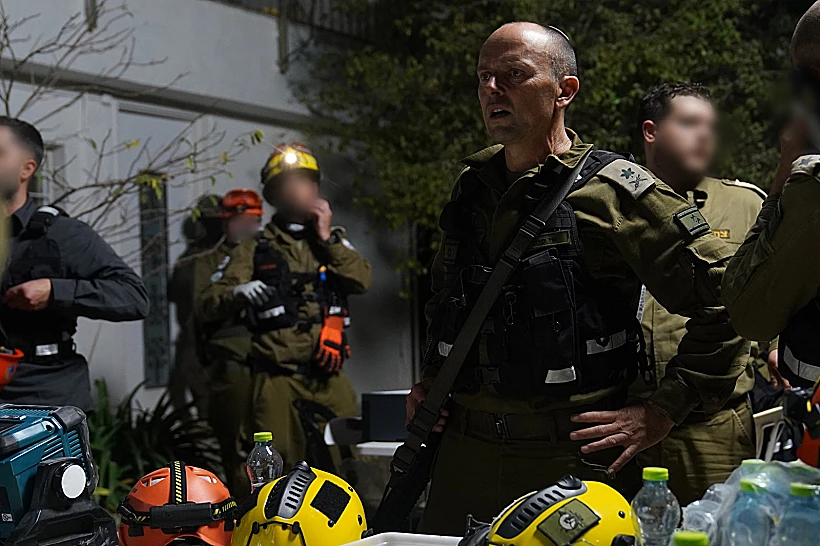 מפקד פיקוד העורף, האלוף שי קלפר, בזירת הפגיעה הישירה בחיפה