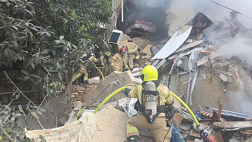 לוחמי אש פועלים בזירת הפגיעה הישירה בחיפה