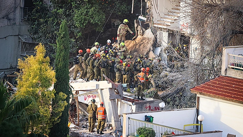 כוחות פיקוד העורף בזירת הפגיעה הישירה בחיפה