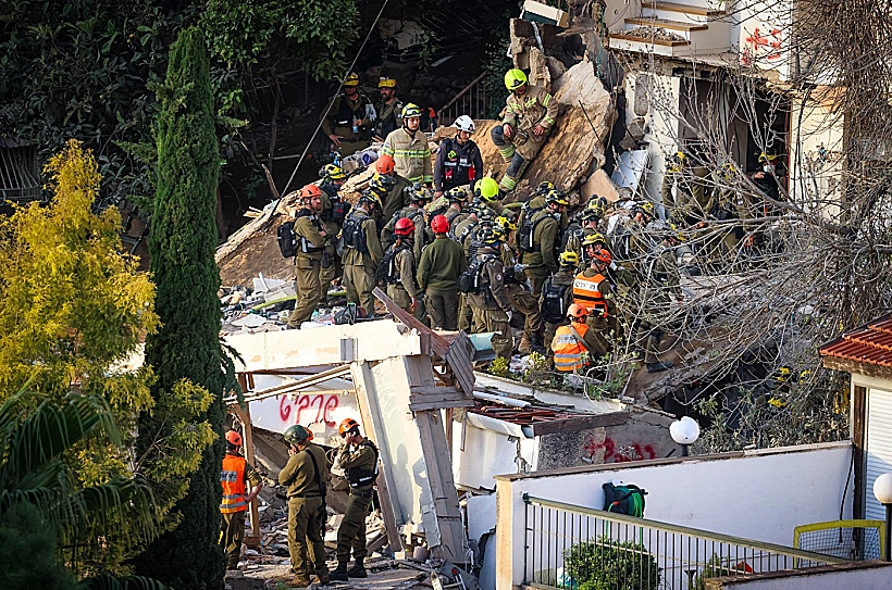 כוחות פיקוד העורף בזירת הפגיעה הישירה בחיפה