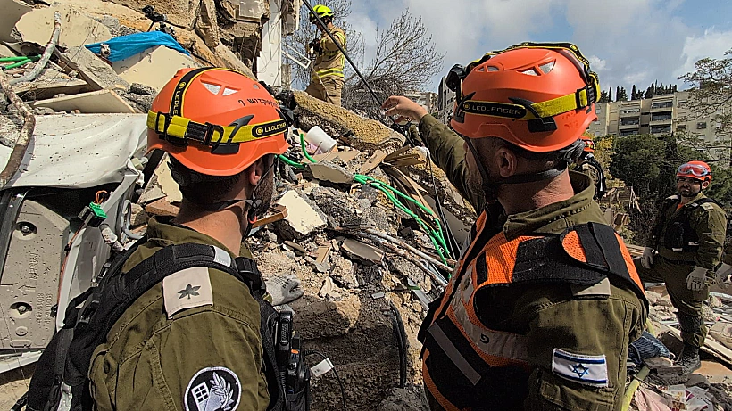 כוחות פיקוד העורף בזירת הפגיעה הישירה בחיפה