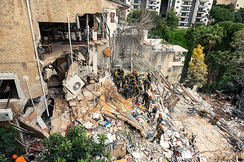 כוחות פיקוד העורף בזירת הפגיעה הישירה בחיפה