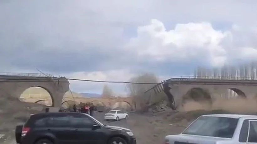 גשר שהותקף באי ח'ארג