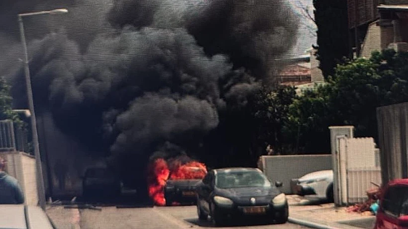 רכב בוער בזירת נפילה בנהריה