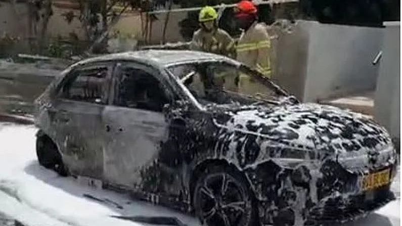 רכב שרוף בדירת הנפילה בנהריה