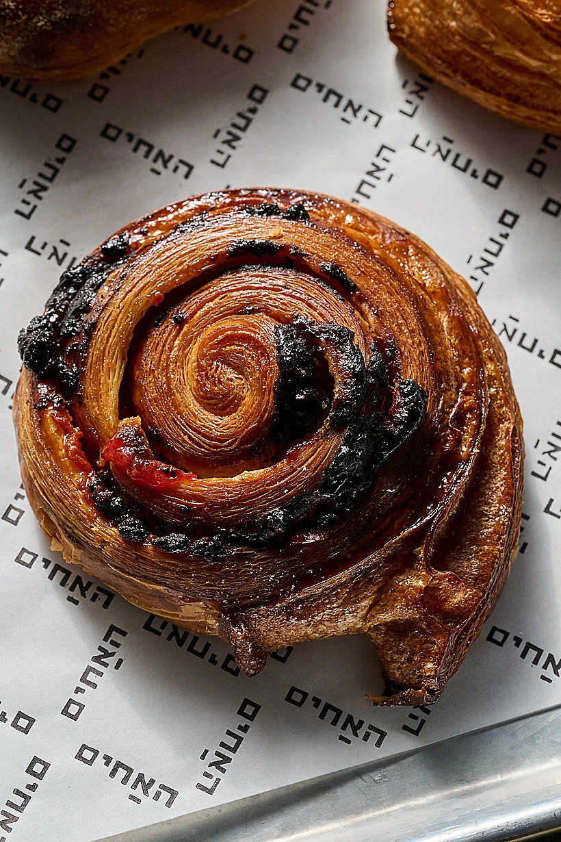 שבלול ריבת שרי וגבינת שחת במסעדת "האחים"