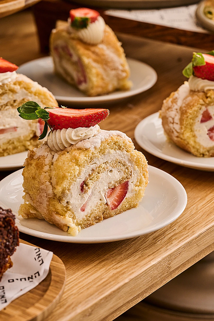 רולדת תות וזוטא לבנה עם תזקיק תות של "יוליוס