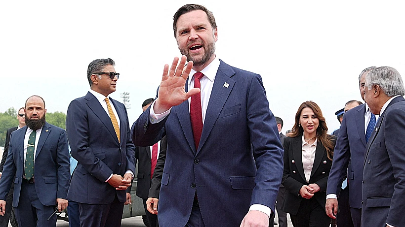 סגן נשיא ארה"ב, ג'יי.די ואנס, עם נחיתתו בפקיסטן לקראת סבב השיחות מול איראן