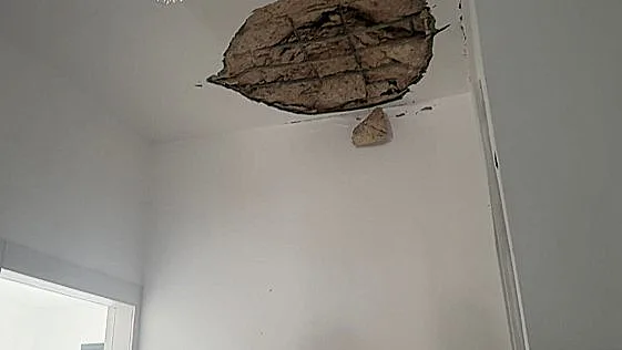 נזק למבנה שספג פגיעה ישירה בשלומי