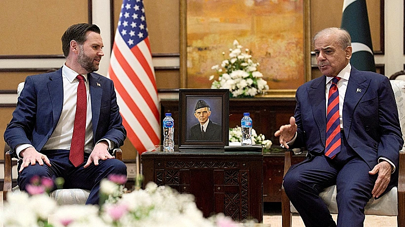 ואנס וראש ממשלת פקיסטן שהבז שריף