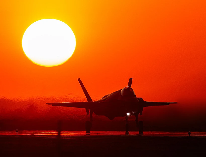 מטוס קרב של חיל האוויר ממריא לתקיפה באיראן