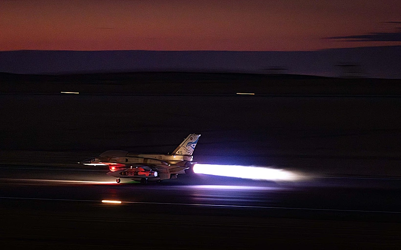 מטוס קרב של חיל האוויר ממריא לתקיפה באיראן