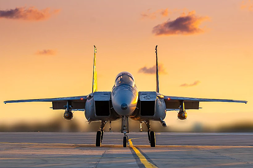 מטוס קרב של חיל האוויר ממריא לתקיפה באיראן