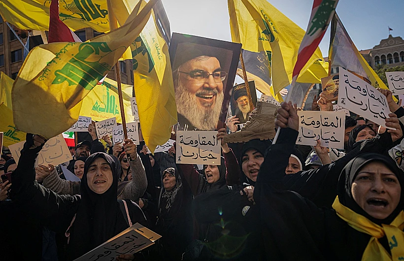 דגלי חיזבאללה ותמונות של נסראללה בהפגנה בביירות נגד מו"מ בין לבנון לישראל