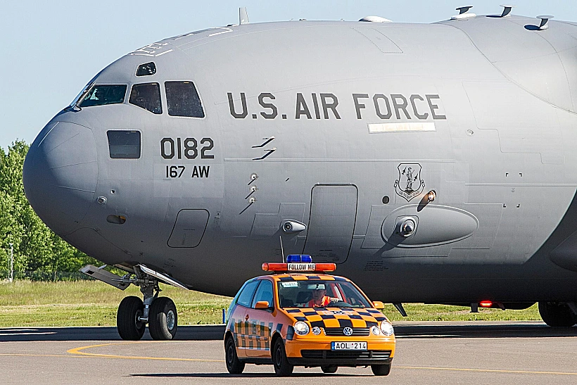 הצליח להיכנס לאזור מוגבל, להגיע עד למסלול ולעלות על מטוס C-130 הרקולס שחנה במקום