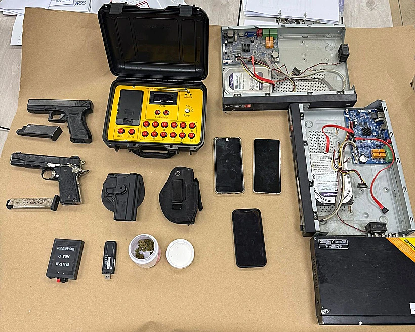 כלי נשק וטלפונים ניידים שהוחרמו בפשיטה על בתיהם של חברים בארגון הפשיעה חרירי