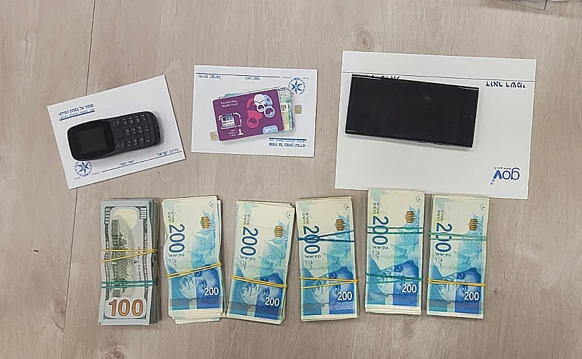 טלפונים ניידים ושטרות שהוחרמו בפשיטה על בתיהם של חברים בארגון הפשיעה חרירי