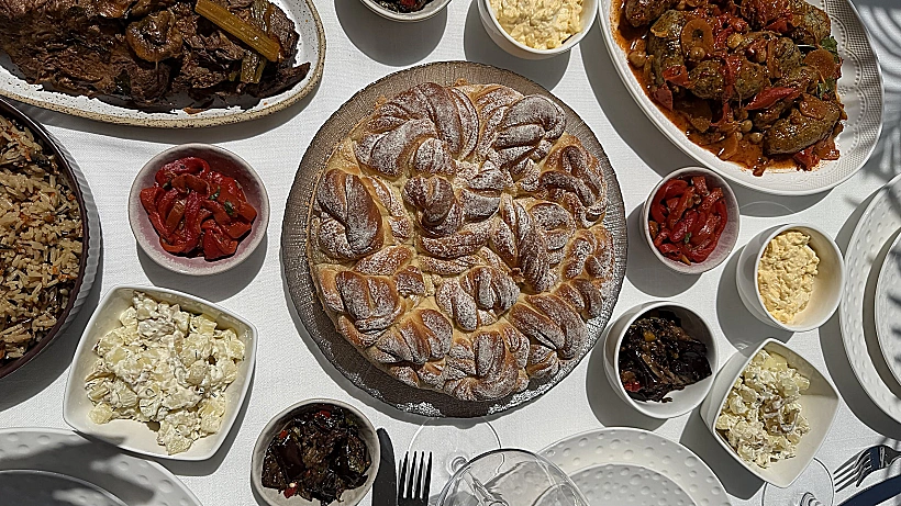 חלה לשבתיה עם שלל הסלטים של מעדניית טנא