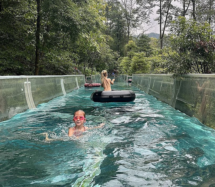 בריכות מגניבות ליד צ׳אנגדו סין