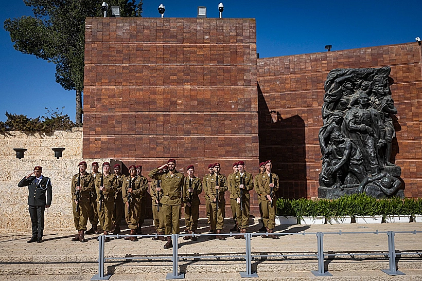 חיילי צה"ל בחזרות לטקס ביד ושם