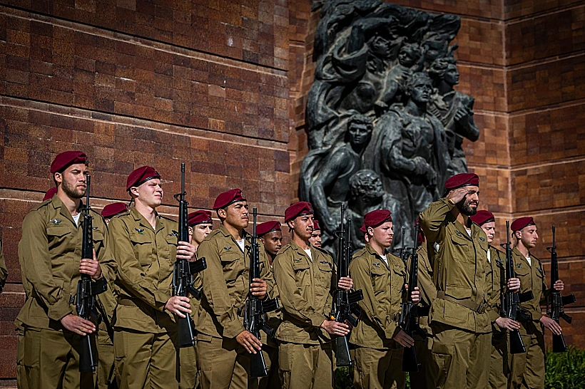 חיילי צה"ל בחזרות לטקס ביד ושם