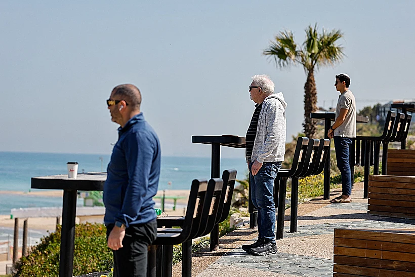 ישראלים עומדים בצפירה באשקלון
