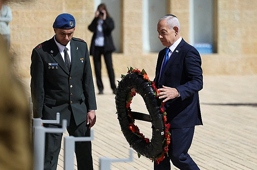 רה"מ נתניהו מניח זר בטקס ביד ושם
