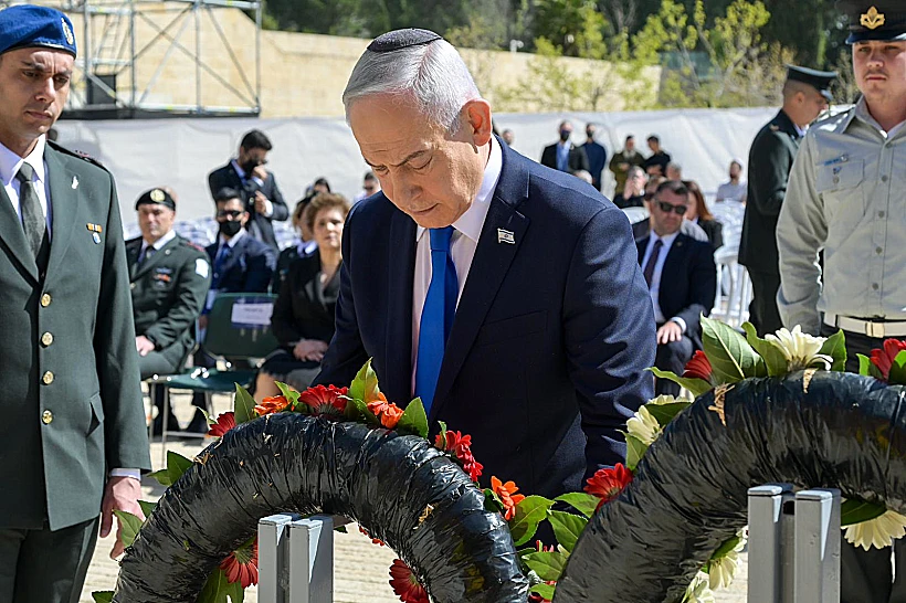 רה"מ נתניהו מניח זר בטקס ביד ושם