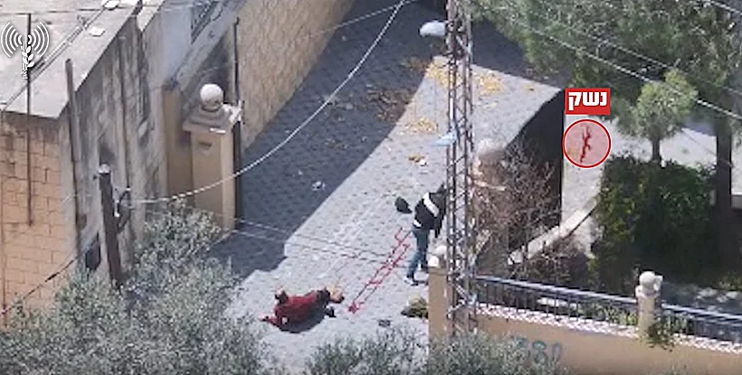 מכניעת המחבלים והשלכת נשקם לרצפה בבינת ג׳בייל