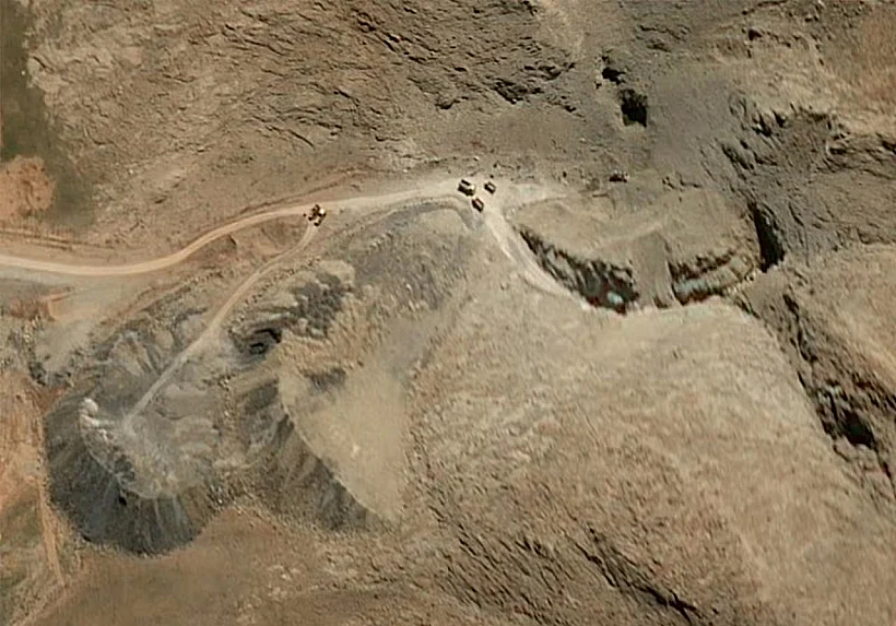 תמונות לוויין של כלי רכב מחוץ לבסיס טילים באיראן