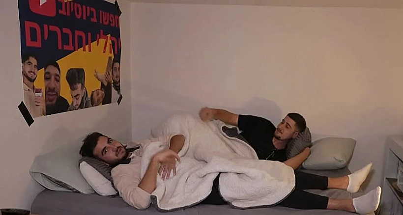 יהלי אלגרבי ושותפו מרציאנו ישנים באותה המיטה