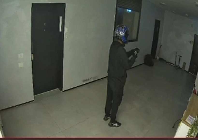 חשוד שתועד מניח מטען