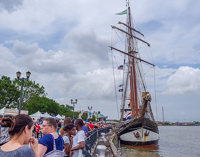 New,orleans,,ספינת מפרש גבוהה לאורך גדות נהר המיסיסיפי