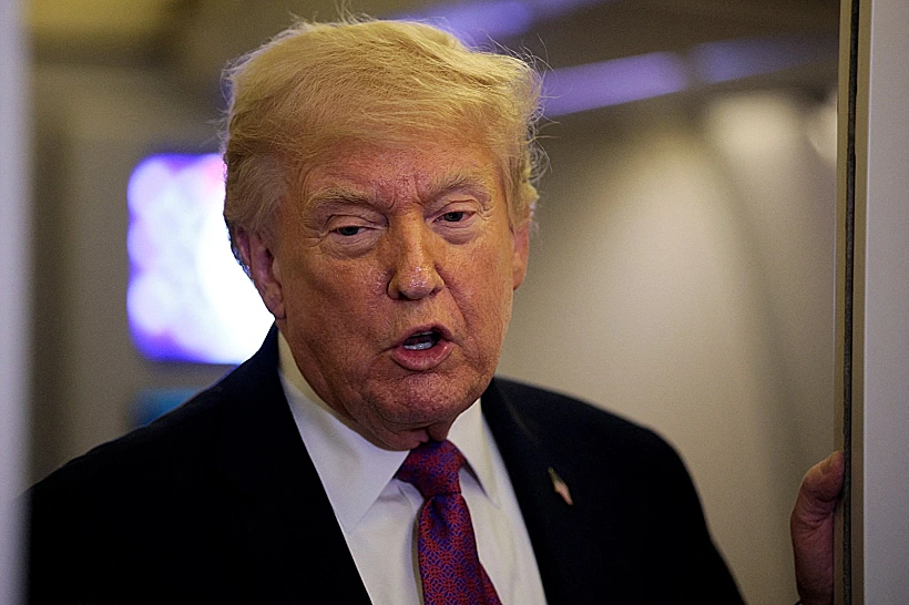 דונלד טראמפ עונה על שאלות כתבים על ה-Air Force 1