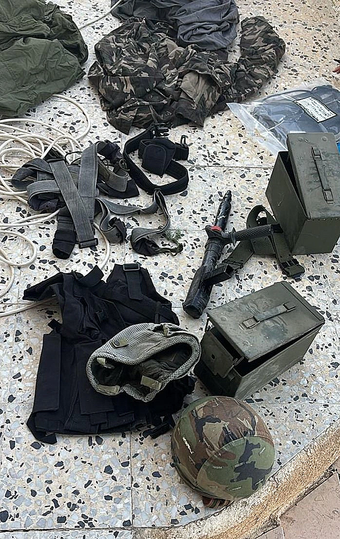 כלי נשק שנמצאו בביתו של המחבל שחוסל בהתנחלות נגוהות