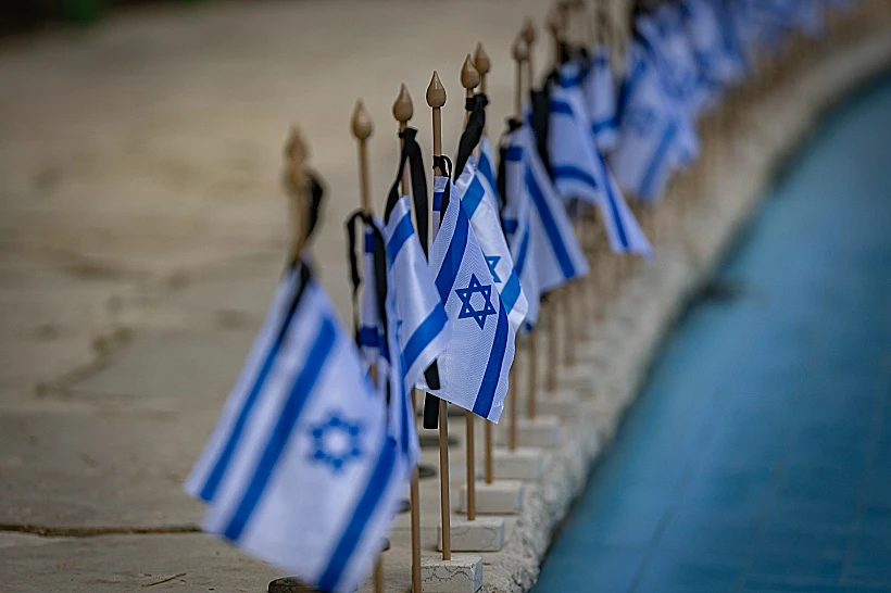 דגלי ישראל על קברי חללי צה"ל בהר הרצל