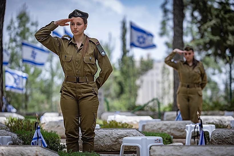 חיילים בבית העלמין הצבאי בהר הרצל