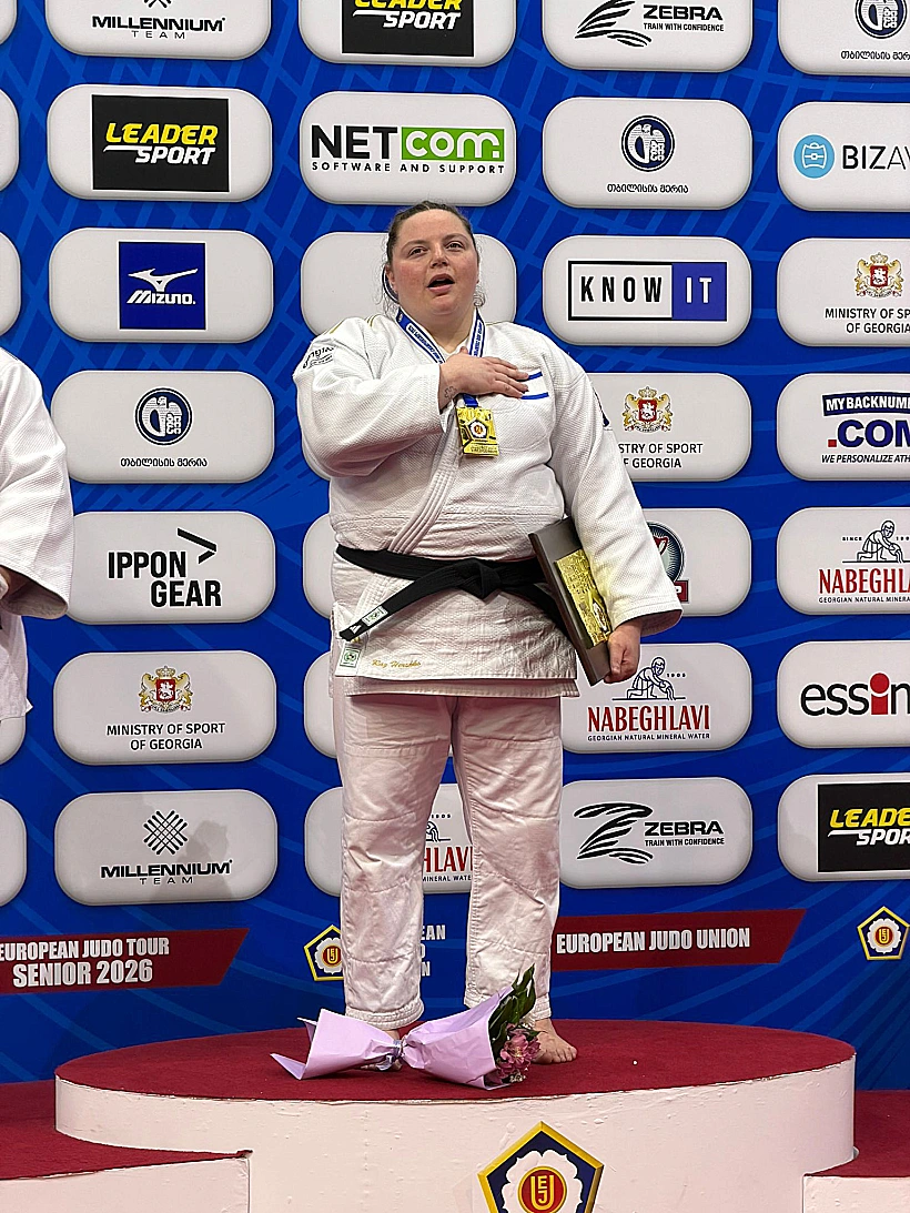 רז הרשקו, אלופת אירופה בג'ודו, על הפודיום לאחר הזכייה