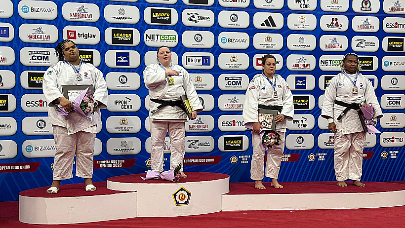 רז הרשקו, אלופת אירופה בג'ודו, על הפודיום לאחר הזכייה