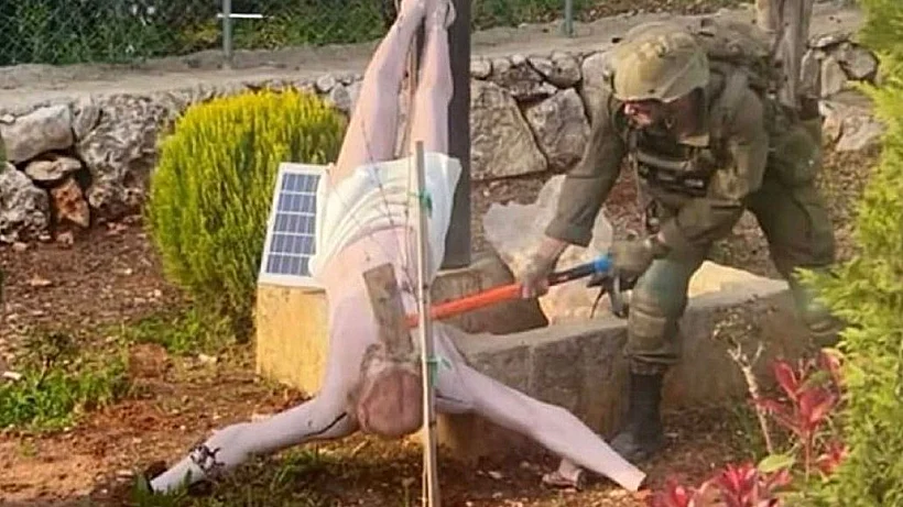 חייל מנפץ פסל של ישו בדרום לבנון