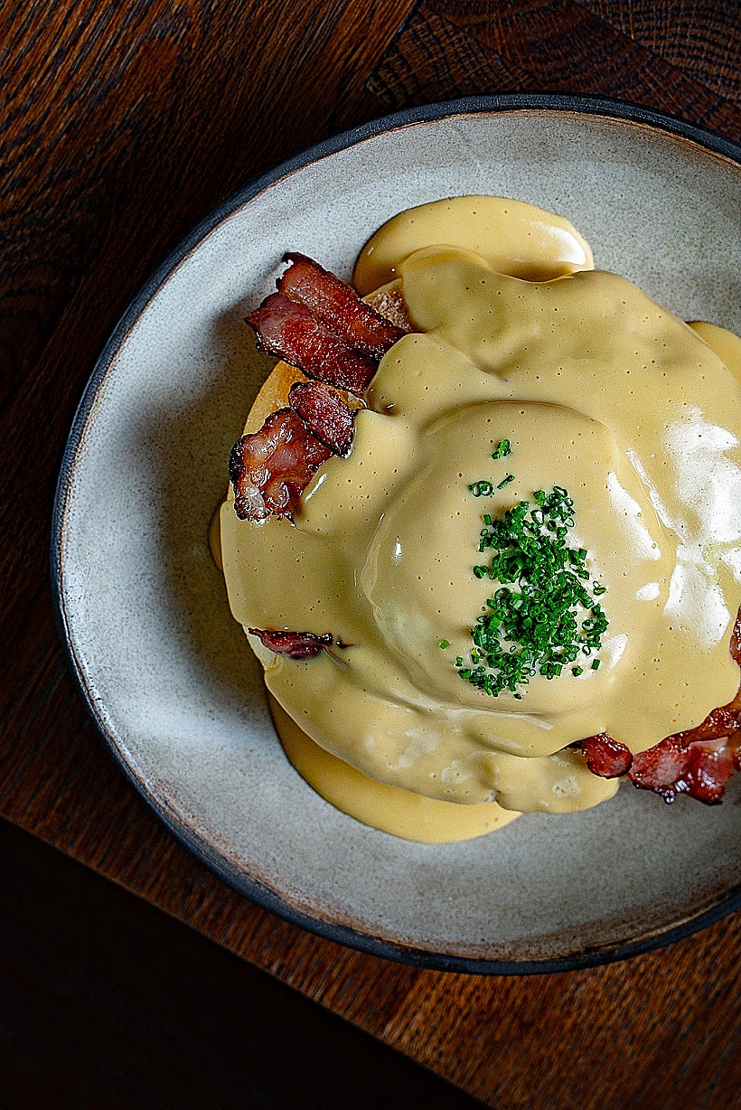 פנקייק מלוח עם בייקון, רוטב הולנדייז וביצה עלומה של "גייג'ין"